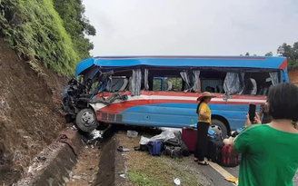 Tuyên Quang: Xe khách lao vào vách núi, 2 người chết, 10 người bị thương