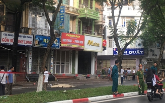 Xe máy đâm vào cây đổ trên phố Hà Nội, người đàn ông tử vong tại chỗ