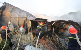 Cháy kho phế liệu, nhiều tài sản bị thiêu rụi ở Hà Nội