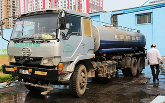 Hà Nội dùng xe tưới nước, rửa đường để... cấp nước sạch miễn phí cho dân