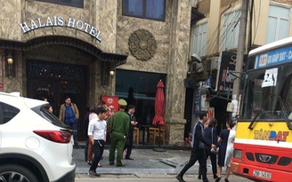Tấm kính rơi từ tầng cao khách sạn khiến 3 người đi bộ nhập viện ở Hà Nội