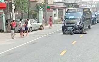 Xe khách Limousine kéo lê xe máy hàng chục mét, 2 người thương vong