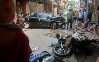 Hà Nội: Ô tô đâm liên hoàn 4 xe máy, 3 người bị thương