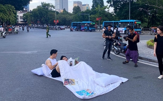 Thực hư chuyện cặp đôi chụp ảnh cưới ‘chăn gối’ trên phố Hà Nội bị ‘bế lên phường’