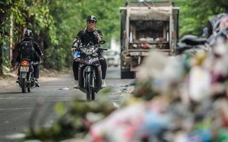Dân chặn xe vào bãi Nam Sơn: 'Núi rác' trên nhiều tuyến phố bốc mùi hôi thối