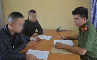 Tuyên Quang: Xử phạt 2 nam thanh niên ném mắm tôm vào nhà 'con nợ'