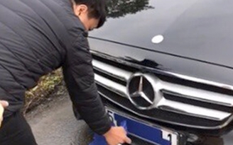 Tài xế Mercedes dùng băng dính che biển số 'né' phạt nguội trên cao tốc