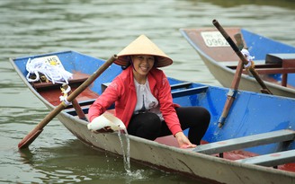 Tiểu thương chùa Hương tấp nập sửa soạn quầy hàng đón khách