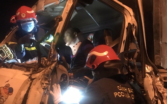 Xe tải tông xe đầu kéo trên cầu Thanh Trì, 3 người trọng thương mắc kẹt trong cabin