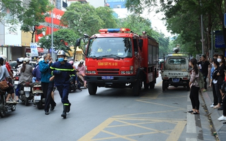 Cháy nhà hàng Nét Huế giờ cao điểm, giao thông Hà Nội ùn tắc kéo dài