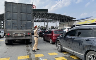 Người dân đổ về Hà Nội sau nghỉ lễ: Xả trạm nếu xảy ra ùn tắc