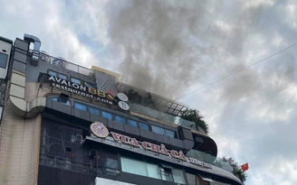 Hà Nội: Cháy tầng thượng tòa nhà 'hàm cá mập'