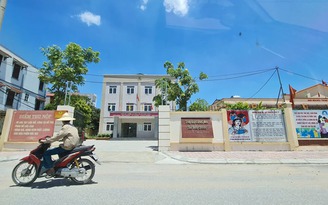 Ô tô 'cổ' đỗ trong khu đô thị Hà Nội sau một đêm ‘không cánh mà bay’