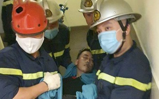 Hà Nội: Giải cứu nam thanh niên bị kẹt đầu trong thang máy