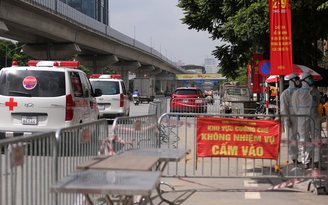 Hà Nội: 3 xe cứu thương đưa hàng chục F0 tại ‘ổ dịch’ Q.Thanh Xuân đi điều trị