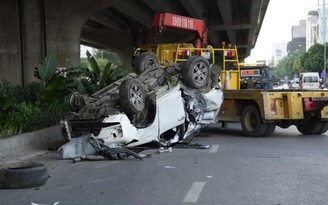 Ô tô đâm vào cột đèn phơi bụng giữa đường, tài xế thoát nạn