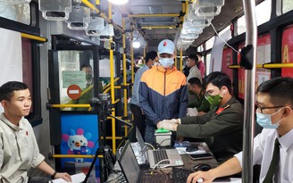 Công an Hà Nội dùng xe buýt đi cấp căn cước lưu động cho người dân