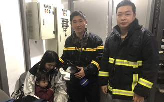 Cứu 3 người mắc kẹt trong đám cháy tại tầng 17 chung cư ở Hà Nội