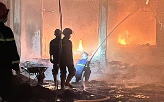 6 xưởng sản xuất đồ gỗ ở Hà Nội bốc cháy dữ dội