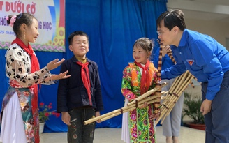 Cùng sinh hoạt dưới cờ, tặng khăn quàng đỏ, khèn Mông cho học sinh nghèo vùng cao