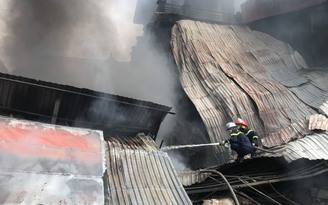 4 xưởng sản xuất chăn ga gối đệm bốc cháy ngùn ngụt