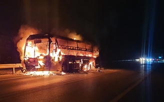 Xe khách cháy trơ khung trên cao tốc Nội Bài - Lào Cai