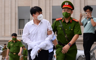 Cựu thứ trưởng Trương Quốc Cường cùng 13 đồng phạm được áp giải tới tòa