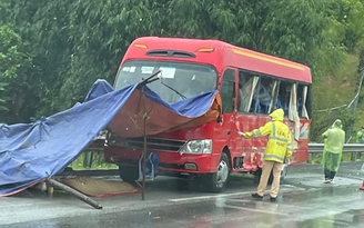 Hai xe khách tông nhau trên cao tốc Nội Bài - Lào Cai, 7 người thương vong