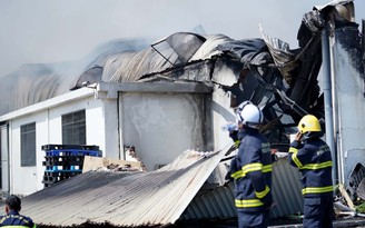 Hơn 100 cảnh sát chữa cháy dập lửa ở xưởng đồ nhựa trong khu công nghiệp