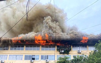 Trụ sở công ty vật liệu xây dựng bốc cháy ngùn ngụt