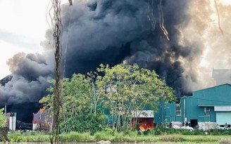 2 nhà xưởng ở Hà Nội bốc cháy dữ dội, 3 mẹ con bị bỏng nặng