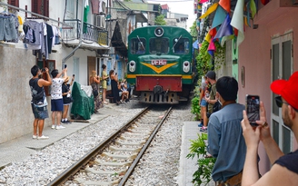 Vượt rào chắn để check-in cà phê đường tàu, người đàn ông bị tàu va trúng