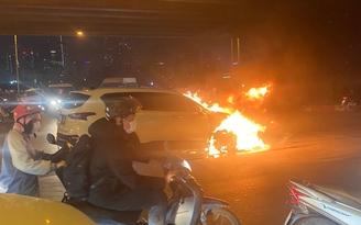 Đang di chuyển trên phố Hà Nội, xe ô tô Santafe bốc cháy dữ dội