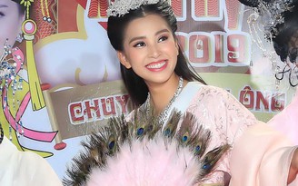 Hoa hậu Trần Tiểu Vy hóa tiên nữ trong 'Táo xuân Kỷ Hợi 2019'