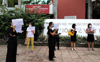 Hơn 200 phụ huynh Trường quốc tế Việt Úc (VAS) đến trường đối thoại nhưng bất thành