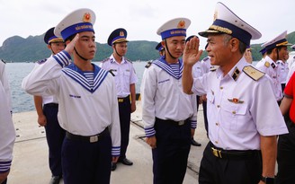 Đoàn đại biểu TP.HCM đến Côn Đảo dâng hương tưởng niệm các anh hùng liệt sĩ