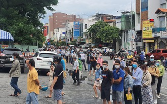 TP.HCM: 'Rồng rắn' từ bệnh viện ra đường, chờ xét nghiệm Covid-19 mong lấy 'giấy thông hành'