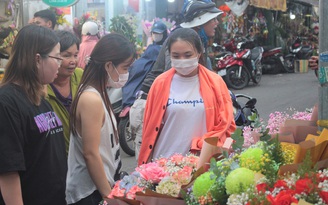Ngày Phụ nữ Việt Nam 20.10: Người trẻ đi chợ mua hoa tặng mẹ