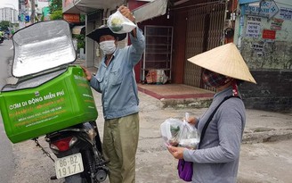 Dịch Covid-19, cảm động xe ôm Sài Gòn 'đội nắng' giao cơm miễn phí