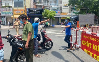 Người trẻ hỗ trợ chốt chặn dịch Covid-19: 'Hãy ra đường khi thật sự cần thiết'