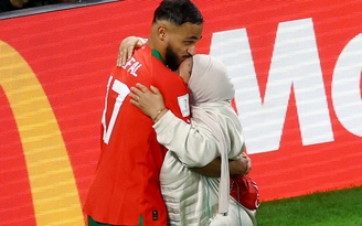 Cầu thủ Ma Rốc ôm chầm lấy mẹ sau khi thắng Bồ Đào Nha: "Quá dễ thương"