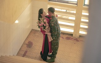 Bộ ảnh kể chuyện tình 'chàng quân nhân và cô giáo' gây sốt trên mạng xã hội