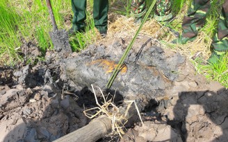 Đào đất để lập cái vườn phát hiện quả bom napal nặng 75kg