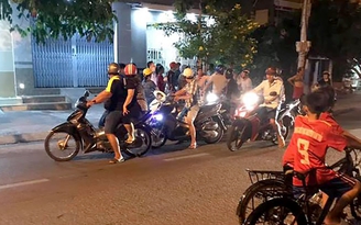 Bắt bé 22 tháng tuổi lên ô tô, bà nội và cha ruột bị lập biên bản