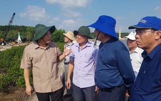 Bộ trưởng Bộ NN-PTNT Nguyễn Xuân Cường kiểm tra tình hình sạt lở ở Cà Mau