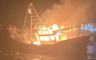 Cà Mau: Chập điện cháy 3 tàu cá trong đêm