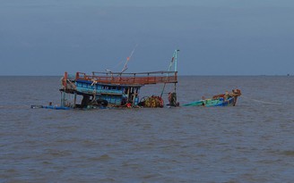 Cà Mau: Chìm tàu cá trên biển, vợ chủ tàu mất tích