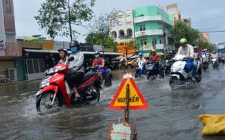 Mưa kéo dài, TP.Cà Mau lập group Zalo cảnh báo “ổ gà“