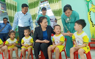 Chủ tịch Quốc hội Nguyễn Thị Kim Ngân thăm trường học ở Cà Mau