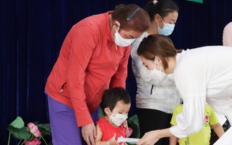 Mothercare và Bệnh viện Quốc tế Mỹ tặng quà cho trẻ bị ảnh hưởng dịch Covid-19